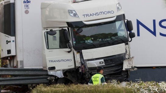 El cami&oacute;n siniestrado tras el accidente en la AP4 a la altura de Los Palacios