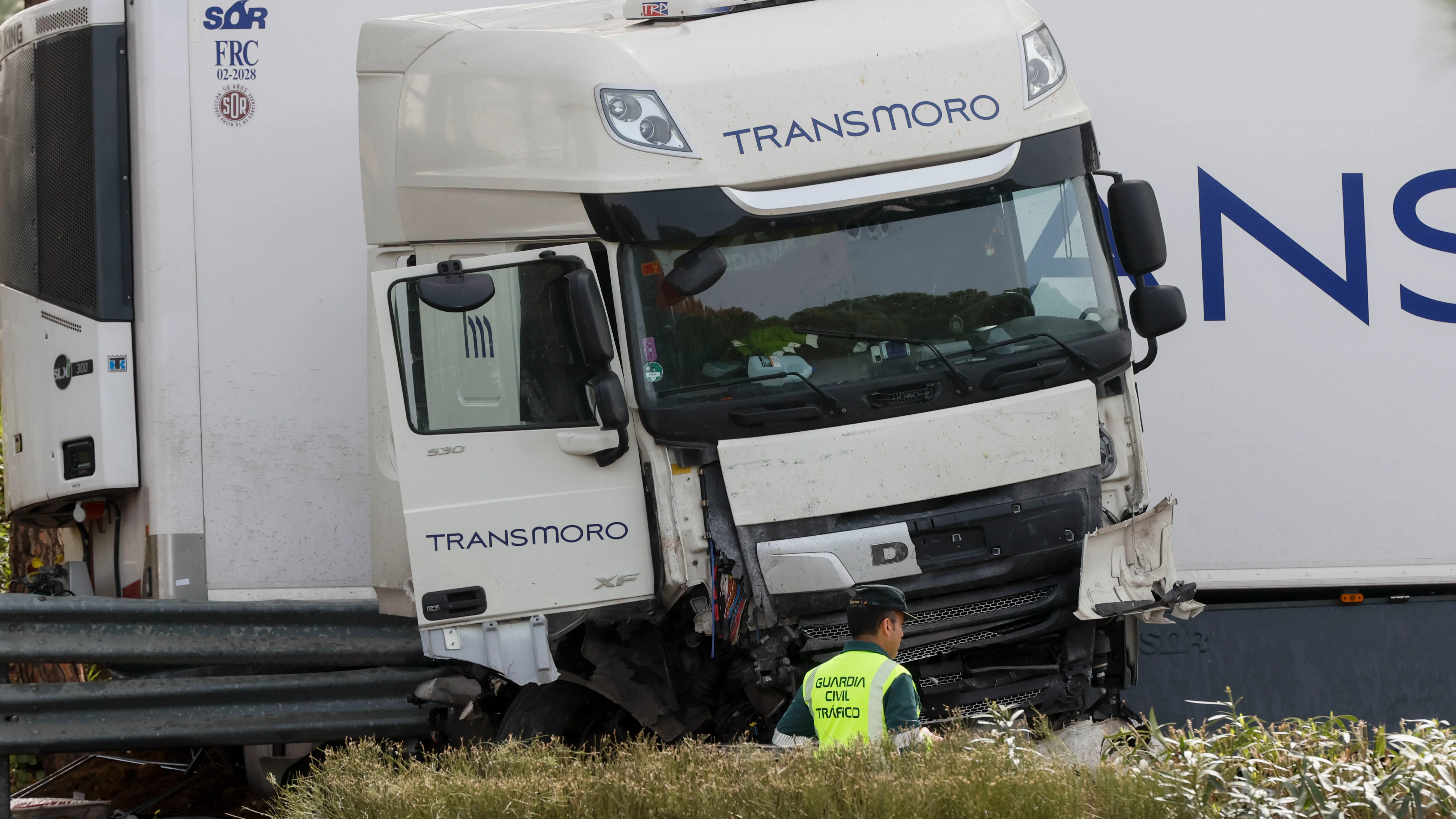 El camión siniestrado tras el accidente en la AP4 a la altura de Los Palacios