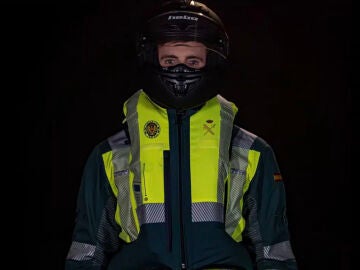 Hombre equipado con el chaleco airbag que llevarán los motoristas de la Guardia Civil de tráfico 