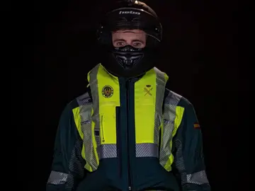 Hombre equipado con el chaleco airbag que llevarán los motoristas de la Guardia Civil de tráfico  Hombre equipado con el chaleco airbag que llevarán los motoristas de la Guardia Civil de tráfico