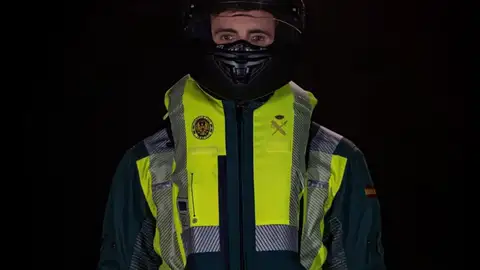 Hombre equipado con el chaleco airbag que llevarán los motoristas de la Guardia Civil de tráfico Hombre equipado con el chaleco airbag que llevarán los motoristas de la Guardia Civil de tráfico