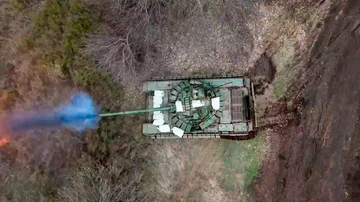 Un tanque ruso dispara contra tropas ucranianas cerca de la frontera en la región rusa de Bélgorod