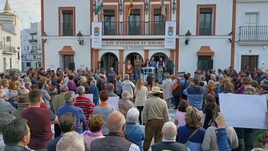 Vecinos en la concentraci&oacute;n en Hinojos (Huelva) conta el reparto de los fondos de Do&ntilde;ana a municipios y que consideran "injusto"