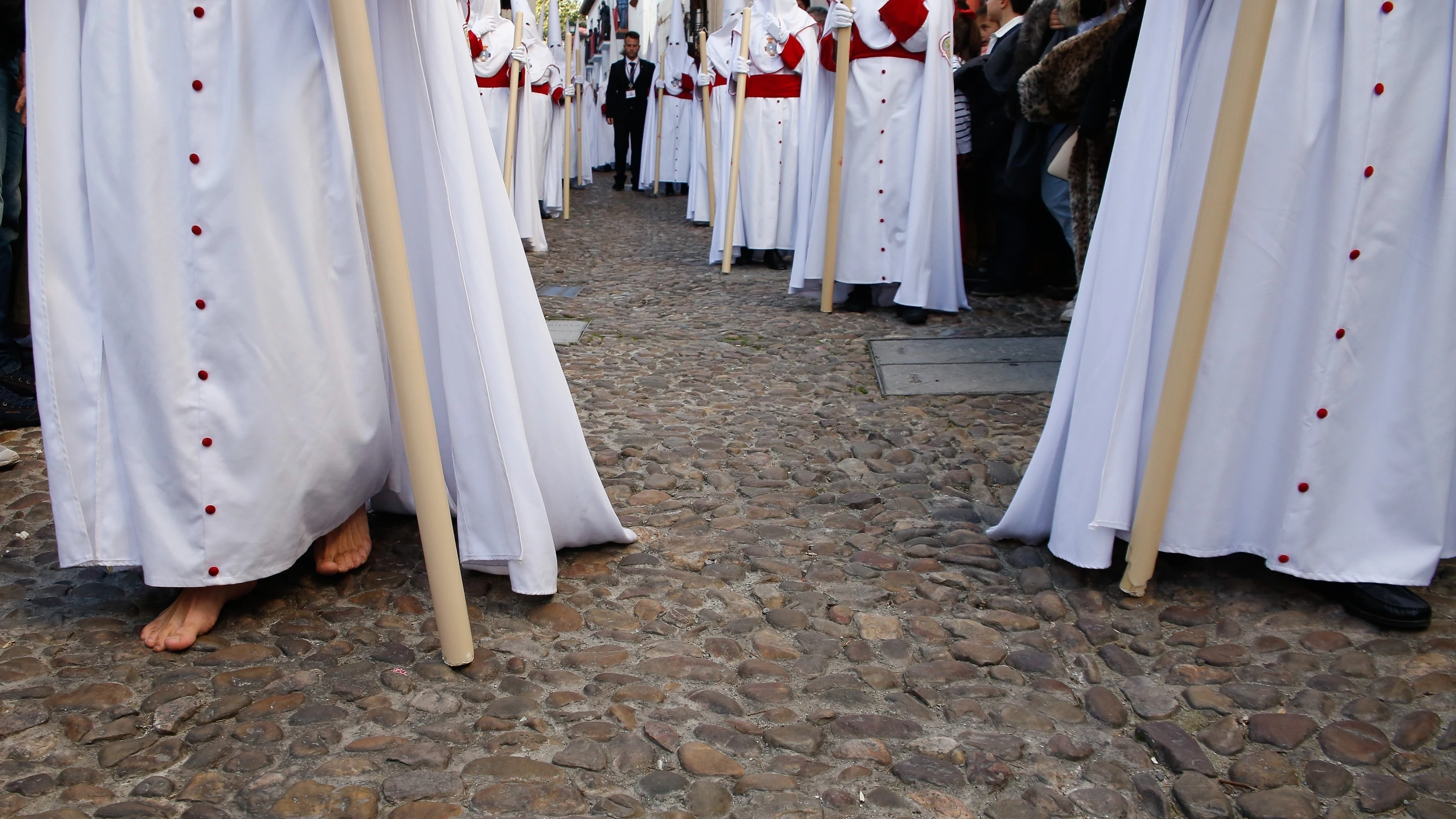 Imagen de archivo de una procesión de Semana Santa en Granada.