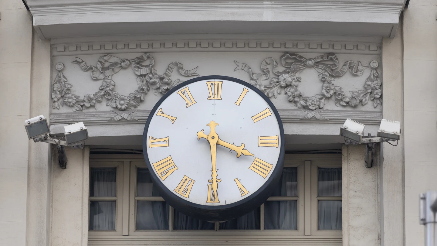 Un reloj marca las 16.30 horas, a 28 de octubre de 2023, en Madrid (España). Un reloj marca las 16.30 horas, a 28 de octubre de 2023, en Madrid (España).
