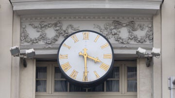 Un reloj marca las 16.30 horas, a 28 de octubre de 2023, en Madrid (España).