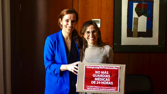 La ministra de Sanidad, Mónica García, junto a la intensivista Tamara Contreras este miércoles en la sede del Ministerio. La ministra de Sanidad, Mónica García, junto a la intensivista Tamara Contreras este miércoles en la sede del Ministerio.