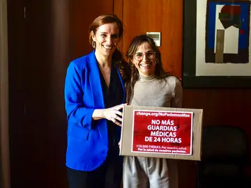 La ministra de Sanidad, Mónica García, junto a la intensivista Tamara Contreras este miércoles en la sede del Ministerio.