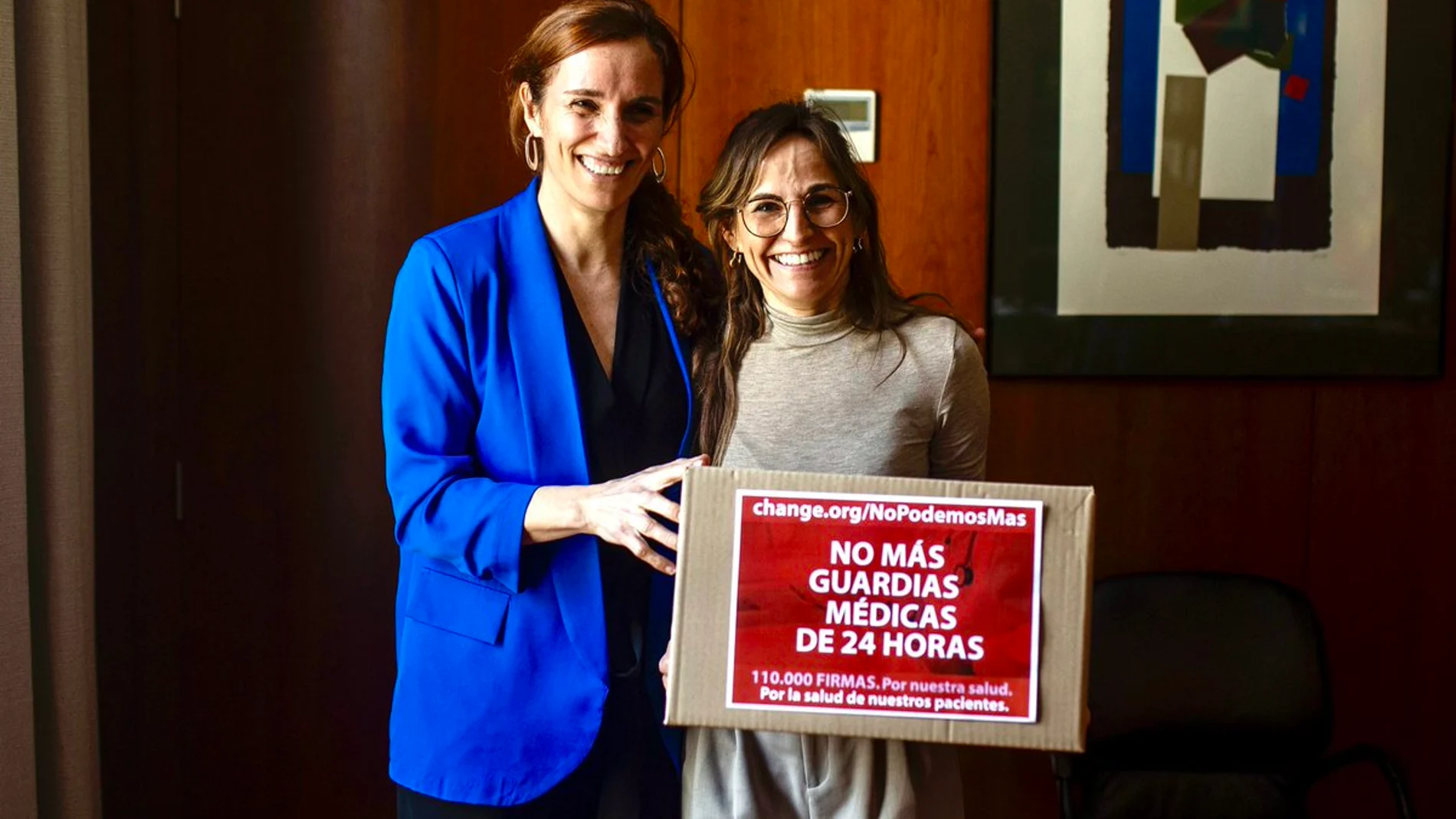 La ministra de Sanidad, Mónica García, junto a la intensivista Tamara Contreras este miércoles en la sede del Ministerio.