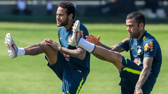 Neymar y Dani Alves, durante un entrenamiento con la selección de Brasil Neymar y Dani Alves, durante un entrenamiento con la selección de Brasil