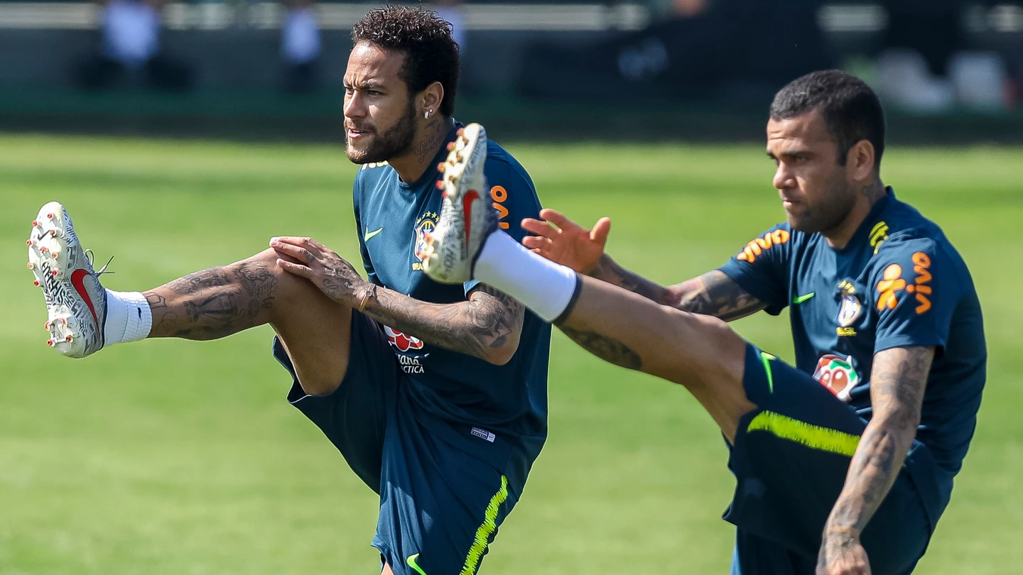 Neymar y Dani Alves, durante un entrenamiento con la selección de Brasil Neymar y Dani Alves, durante un entrenamiento con la selección de Brasil