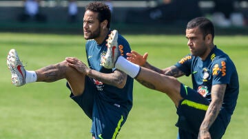 Neymar y Dani Alves, durante un entrenamiento con la selección de Brasil