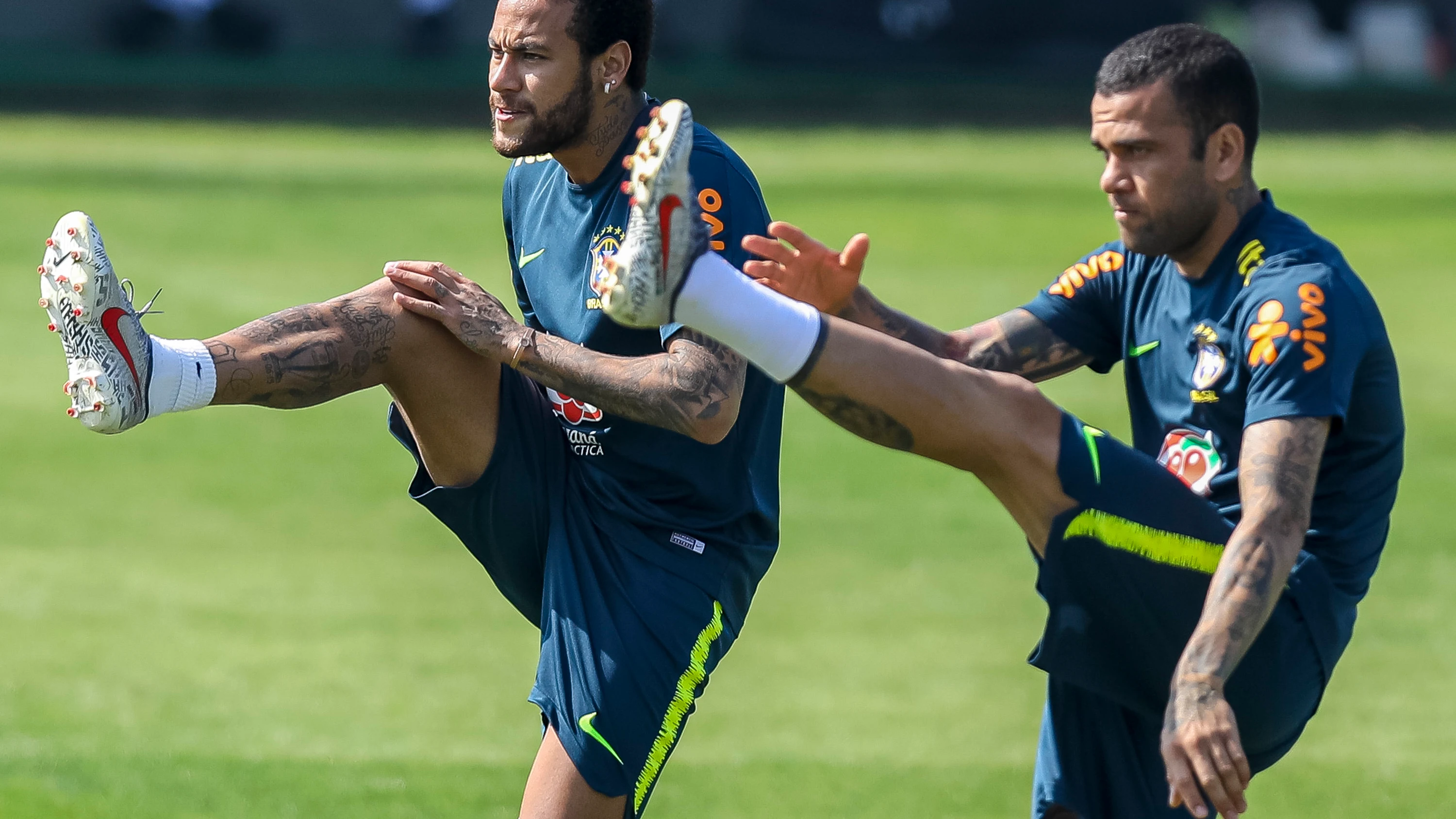 Neymar y Dani Alves, durante un entrenamiento con la selección de Brasil