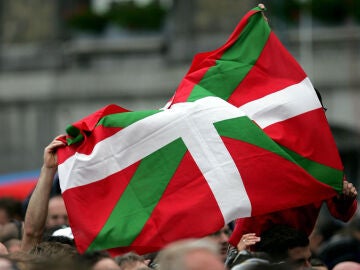 Una bandera de Euskadi ondeando durante el Tour de Francia de 2004