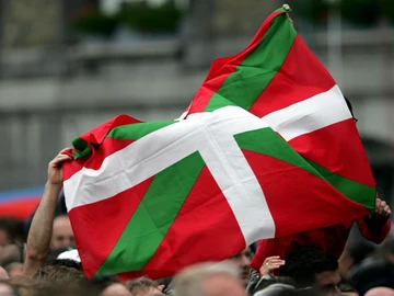 Una bandera de Euskadi ondeando durante el Tour de Francia de 2004 Una bandera de Euskadi ondeando durante el Tour de Francia de 2004