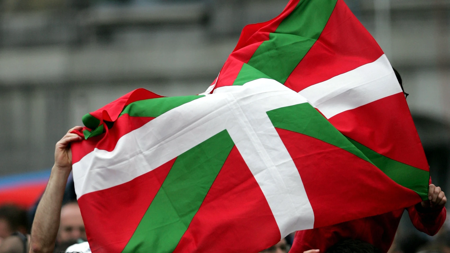 Una bandera de Euskadi ondeando durante el Tour de Francia de 2004