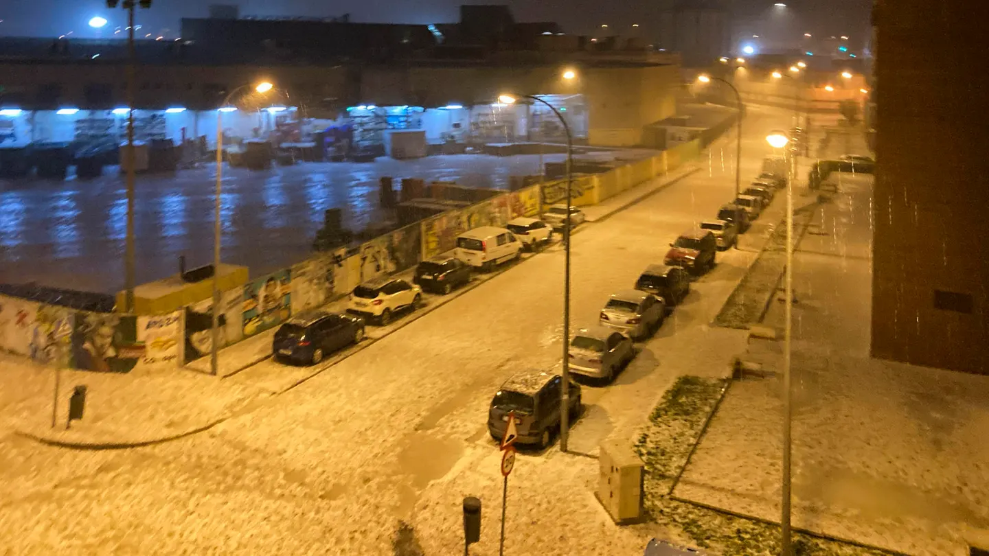 Una fuerte granizada deja daños en vehículos, edificios y cortes de luz en Zamora. Una fuerte granizada deja daños en vehículos, edificios y cortes de luz en Zamora.