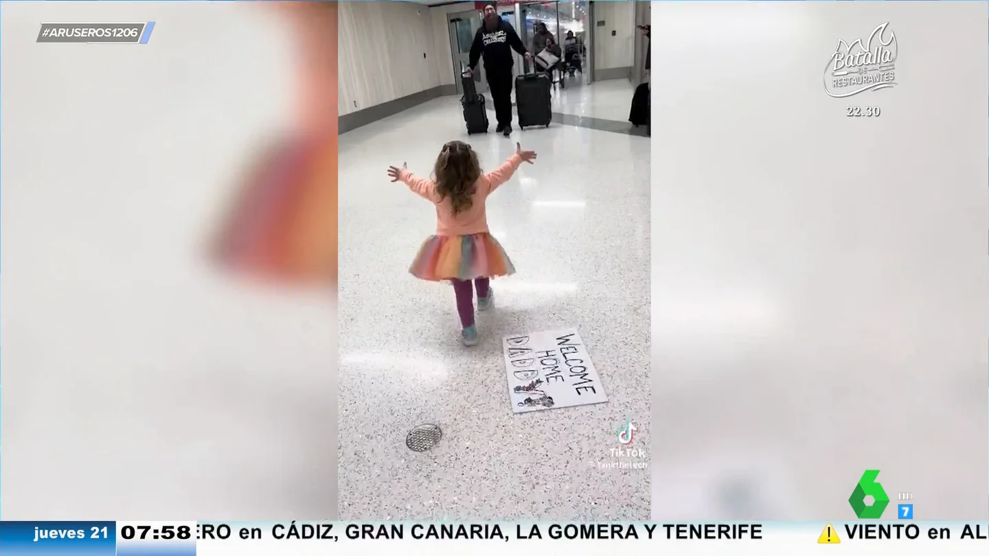 El entrañable recibimiento de una niña pequeña a su padre en el aeropuerto El entrañable recibimiento de una niña pequeña a su padre en el aeropuerto