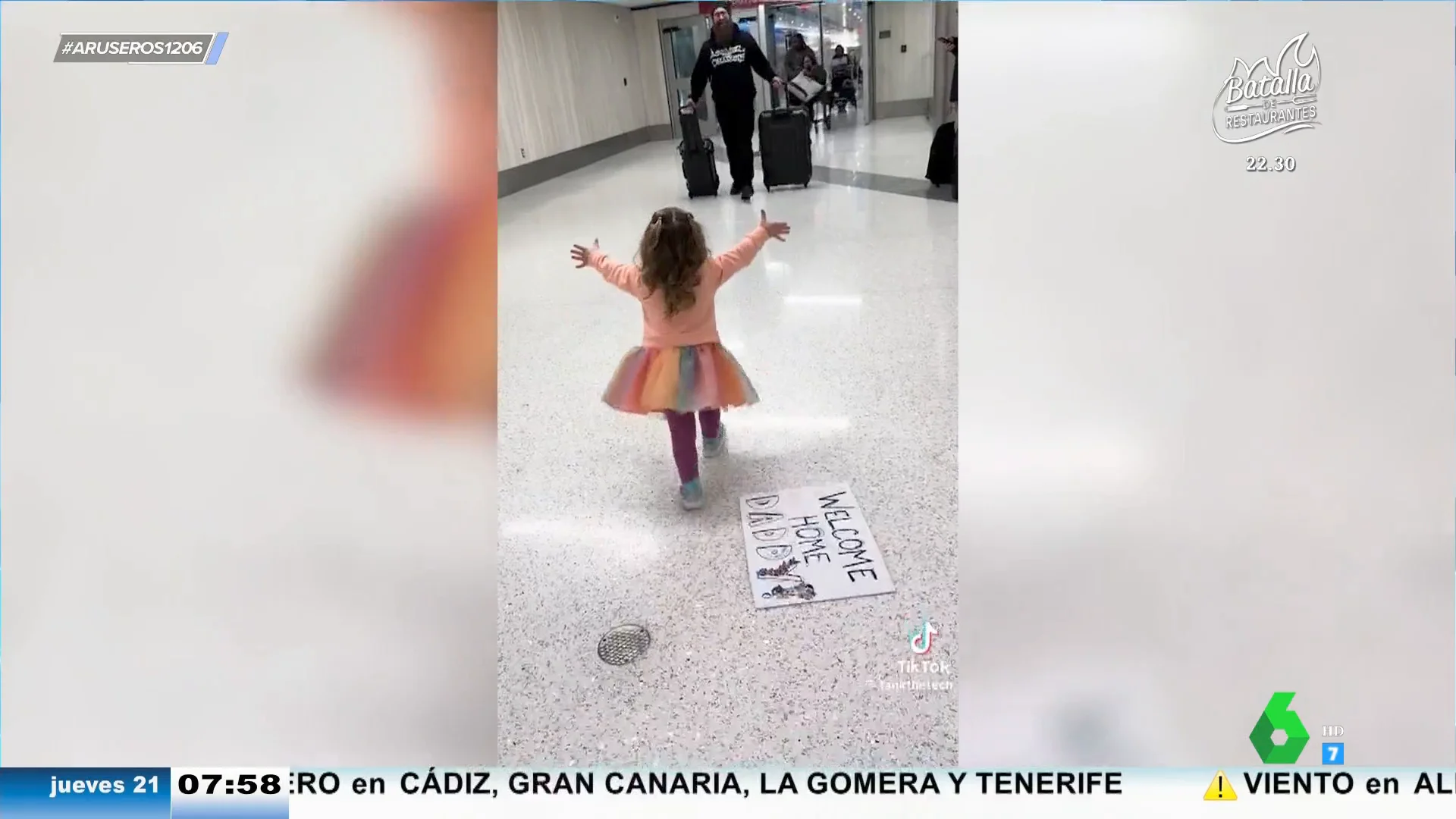 El entrañable recibimiento de una niña pequeña a su padre en el aeropuerto