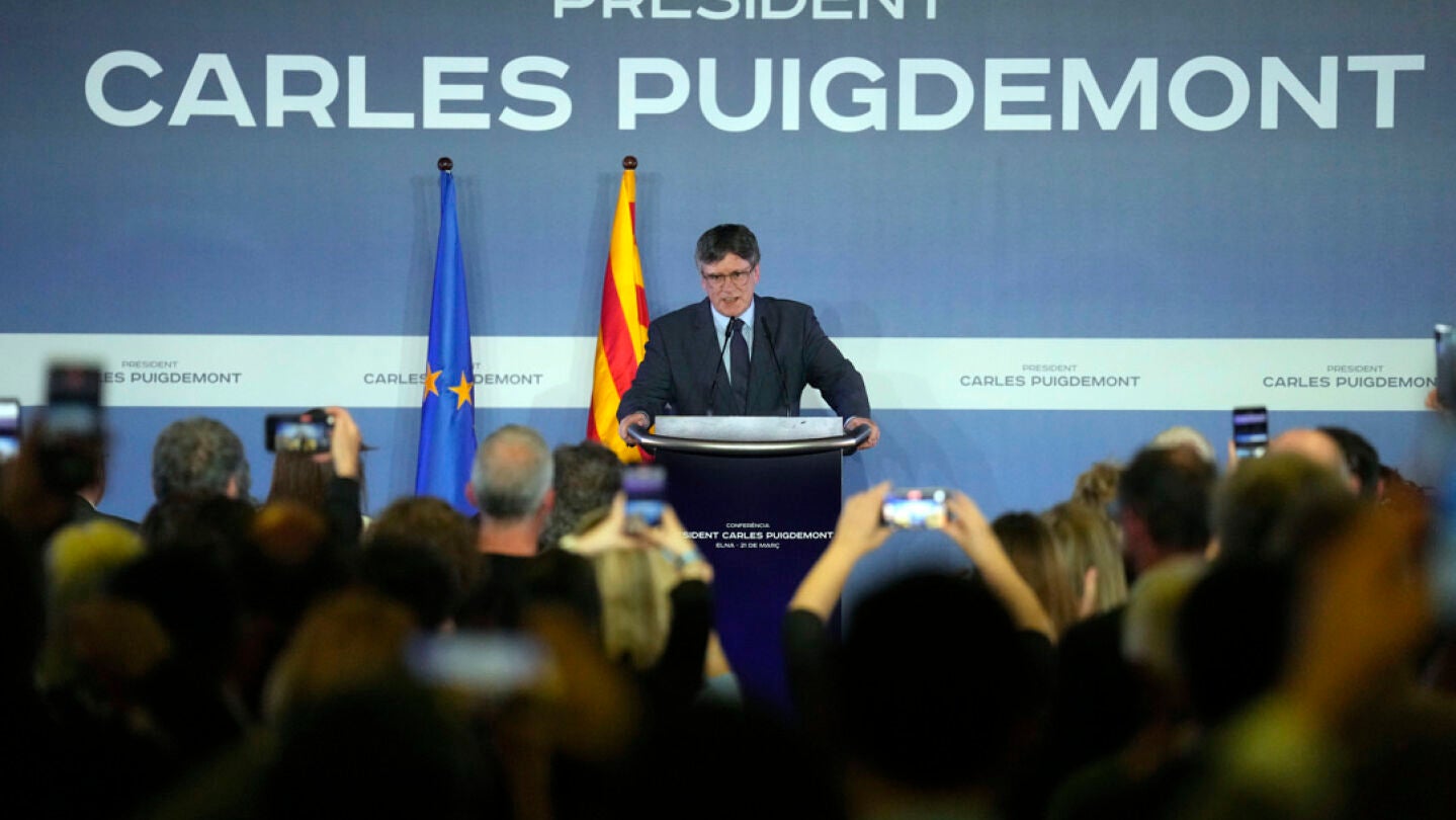  El expresidente de la Generalitat Carles Puigdemont durante la conferencia que est&aacute; ofreciendo en el al ayuntamiento de Elna (Francia)