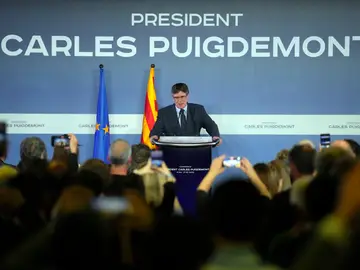  El expresidente de la Generalitat Carles Puigdemont durante la conferencia que está ofreciendo en el al ayuntamiento de Elna (Francia)