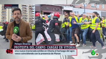 Cargas contra los agricultores que protestaban en Vitoria antes de acto en el que participaba el ministro Planas