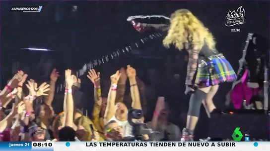 Madonna vuelve a liarla en un concierto y arroja un botellín de cerveza entre su público: "Imagínate si te da en la cabeza" Madonna vuelve a liarla en un concierto y arroja un botellín de cerveza entre su público: "Imagínate si te da en la cabeza"