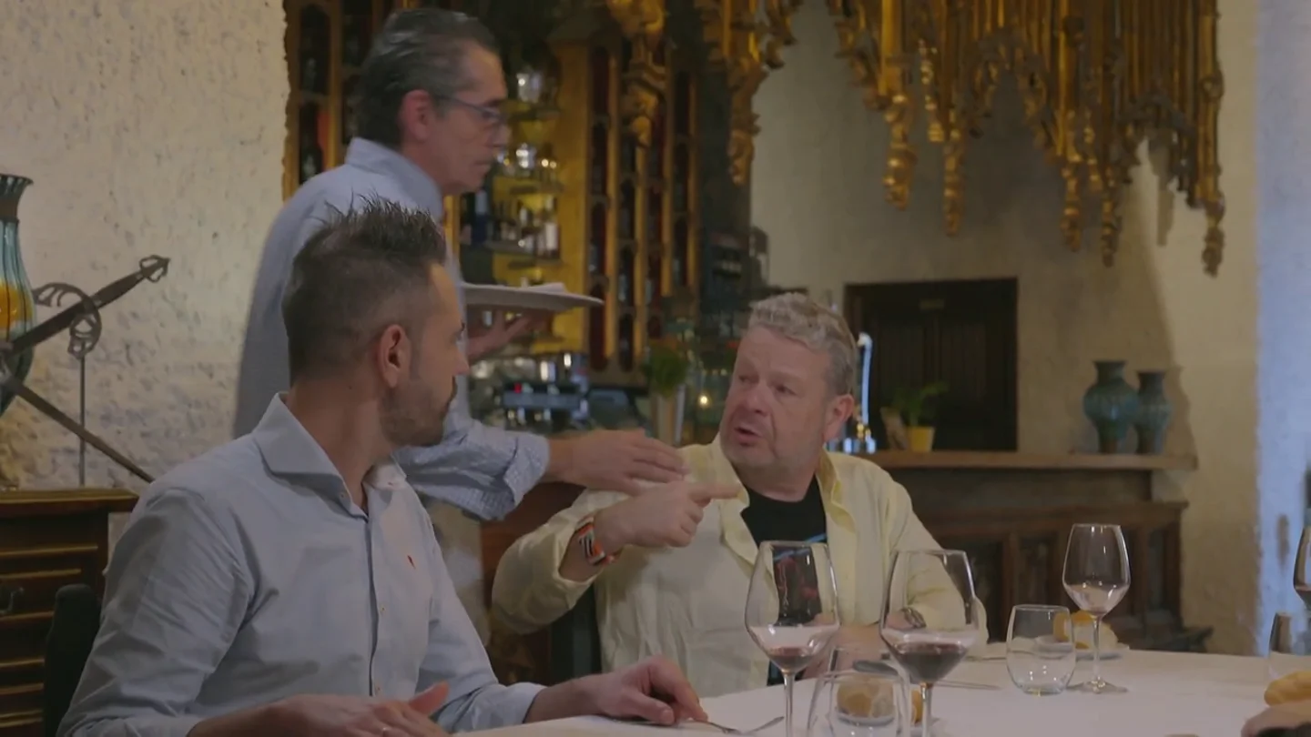 Así reacciona Alberto Chicote cuando descubre que el dueño del Olrey se ha hecho pasar por el fregador de platos Así reacciona Alberto Chicote cuando descubre que el dueño del Olrey se ha hecho pasar por el fregador de platos