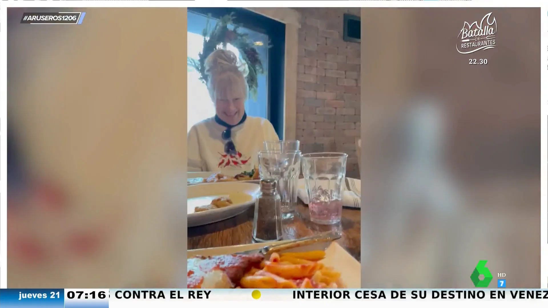 Una madre de 78 años consigue ligar antes que su hijo en Tinder: "Esto te hunde"