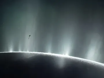 La sonda Cassini observó las plumas de agua helada y vapor en la luna Encelado La sonda Cassini observó las plumas de agua helada y vapor en la luna Encelado