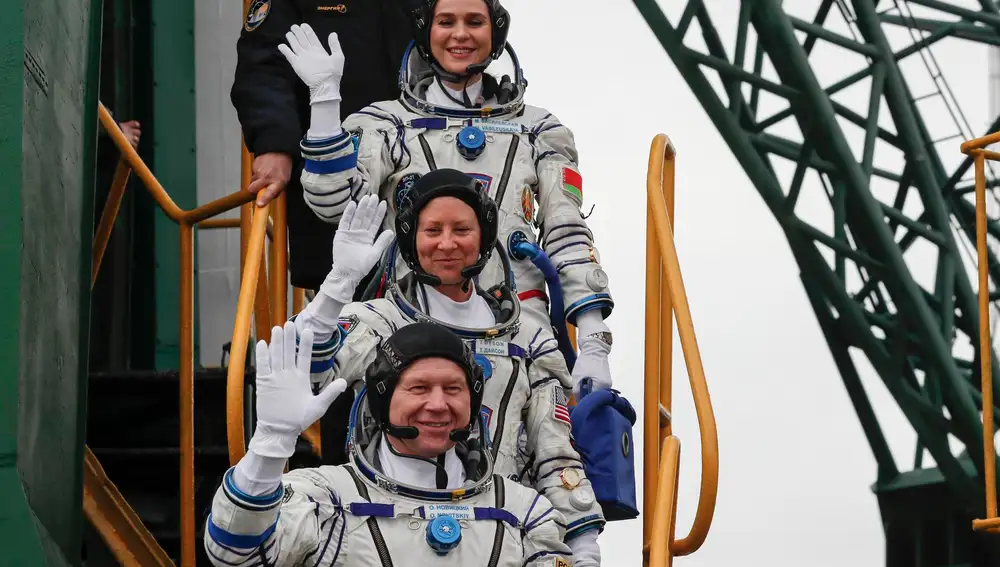 Astronautas a bordo de la nave Soyuz MS-25