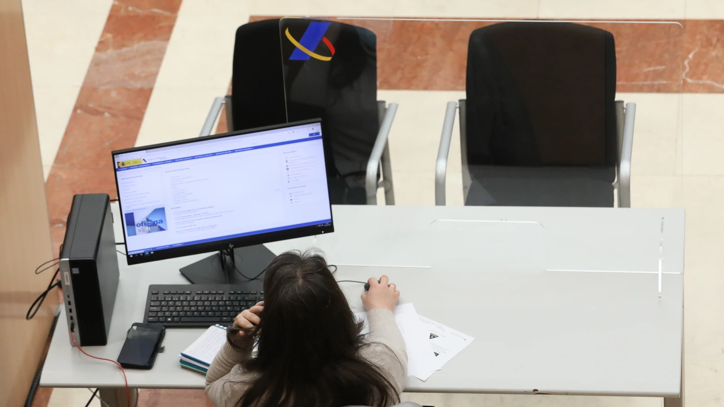 Una empleada trabaja en una oficina de la Agencia Tributaria un día antes de que dé comienzo el inicio por internet de la Campaña de la Renta 2021 Una empleada trabaja en una oficina de la Agencia Tributaria un día antes de que dé comienzo el inicio por internet de la Campaña de la Renta 2021