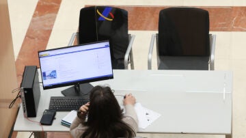Una empleada trabaja en una oficina de la Agencia Tributaria un día antes de que dé comienzo el inicio por internet de la Campaña de la Renta 2021