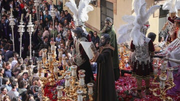 El paso del Señor de la Sentencia de la Hermandad de la Macarena a su paso por la calle Escoberos de regreso a la basílica durante la salida procesional de la Semana Santa 2023.