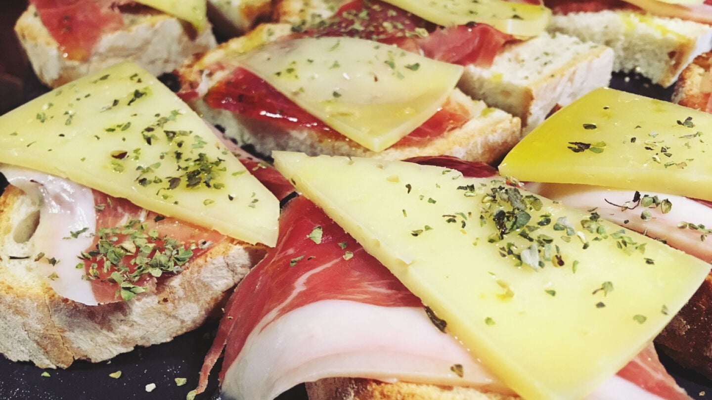 Imagen de unos pinchos y unas tapas