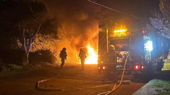 Furgoneta incendiada en un descampado de Mijas, en M&aacute;laga