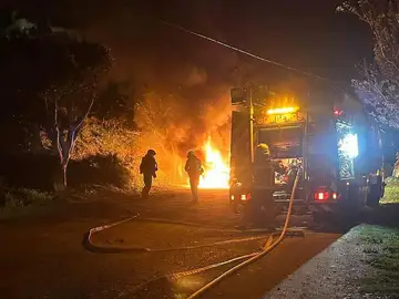 Furgoneta incendiada en un descampado de Mijas, en Málaga