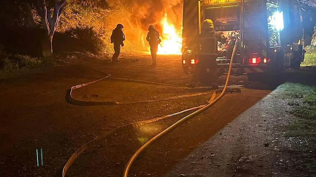 Furgoneta incendiada en un descampado de Mijas, en Málaga