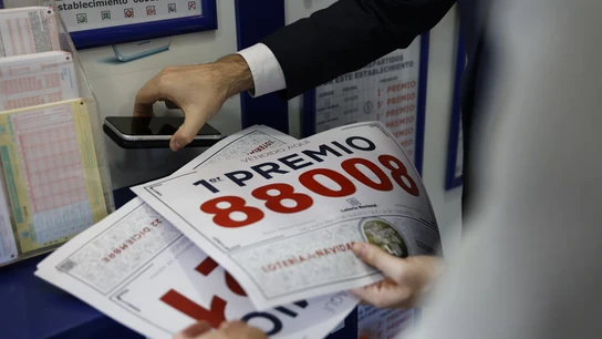 El propietario de la administración de la Gasolinera La Chasnera, sujeta el número 88008 correspondiente al ‘Primer Premio’ del Sorteo Extraordinario de la Lotería de Navidad, a 22 de diciembre de 2023, en Granadilla de Abona, Tenerife, Canarias (España). El propietario de la administración de la Gasolinera La Chasnera, sujeta el número 88008 correspondiente al ‘Primer Premio’ del Sorteo Extraordinario de la Lotería de Navidad, a 22 de diciembre de 2023, en Granadilla de Abona, Tenerife, Canarias (España).