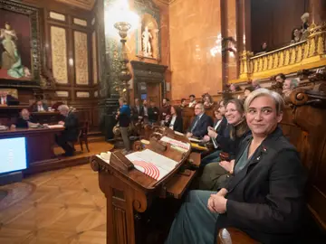 La líder de Barcelona en Comú, Ada Colau, durante el inicio del pleno del Ayuntamiento de Barcelona 