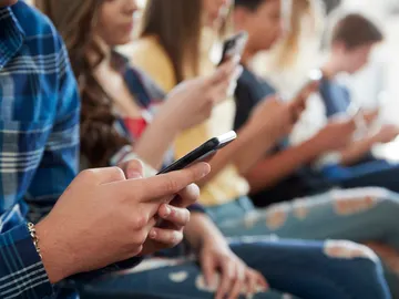 Jóvenes usando el teléfono móvil Jóvenes usando el teléfono móvil