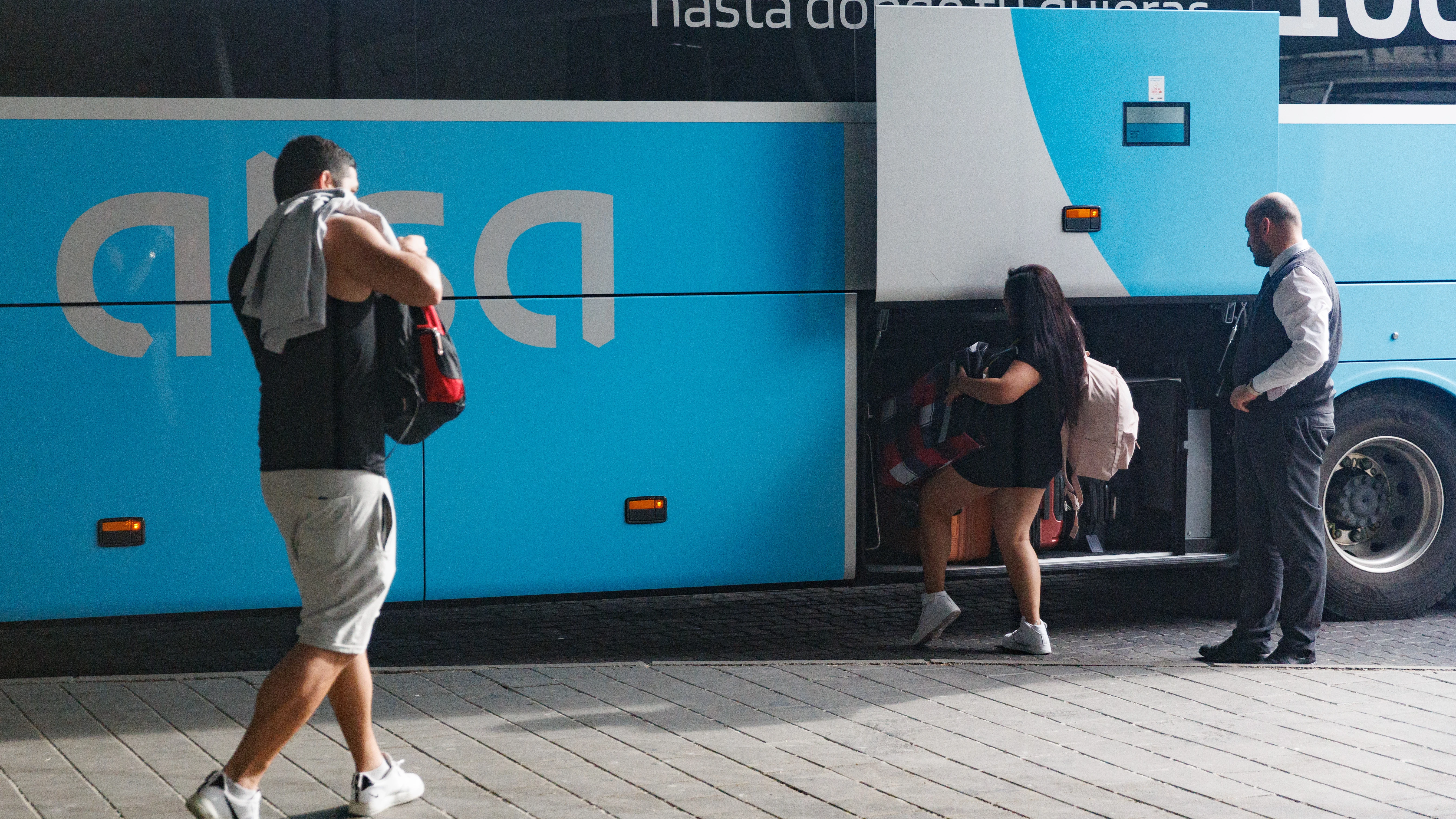 Viajeros depositando sus maletas en el maletero de un autobús en la Estación Sur de Méndez Álvaro, a 28 de abril de 2023, en Madrid (España).