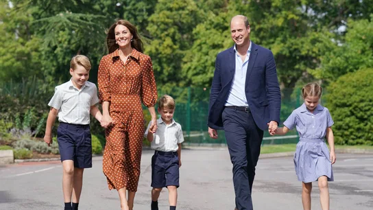 Los príncipes Guillermo y Kate Middleton, con sus hijos en una fotografía de archivo El motivo por el que Kate Middleton ha comunicado ahora que padece cáncer