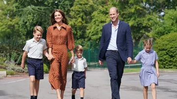 Los príncipes Guillermo y Kate Middleton, con sus hijos en una fotografía de archivo