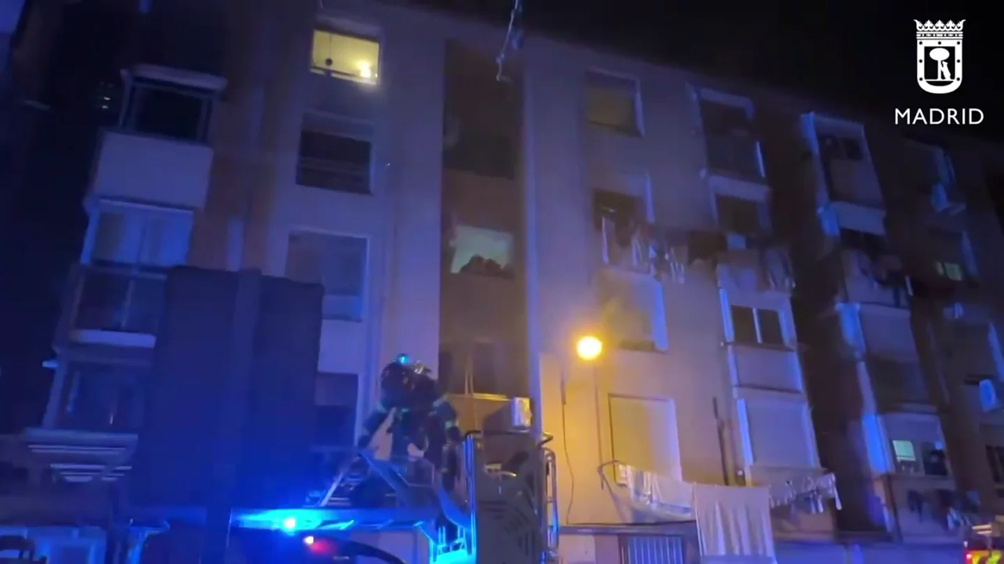 Dos heridos graves en el incendio de un edificio en el distrito madrileño de San Blas Dos heridos graves en el incendio de un edificio en el distrito madrileño de San Blas
