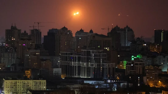 Una explosión de un misil en el cielo sobre Kyiv durante un ataque con misiles rusos Una explosión de un misil en el cielo sobre Kyiv durante un ataque con misiles rusos
