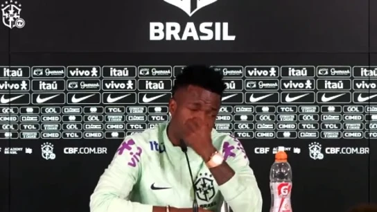 Vinicius rompe a llorar en sala de prensa: "Cada vez tengo menos voluntad de jugar" Vinicius rompe a llorar en sala de prensa: "Cada vez tengo menos voluntad de jugar"
