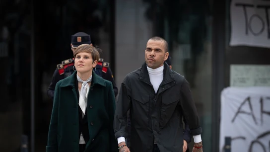 La abogada de Dani Alves, Inés Guardiola, y el exfutbolista, a su salida de la cárcel de Can Brians La abogada de Dani Alves, Inés Guardiola, y el exfutbolista, a su salida de la cárcel de Can Brians