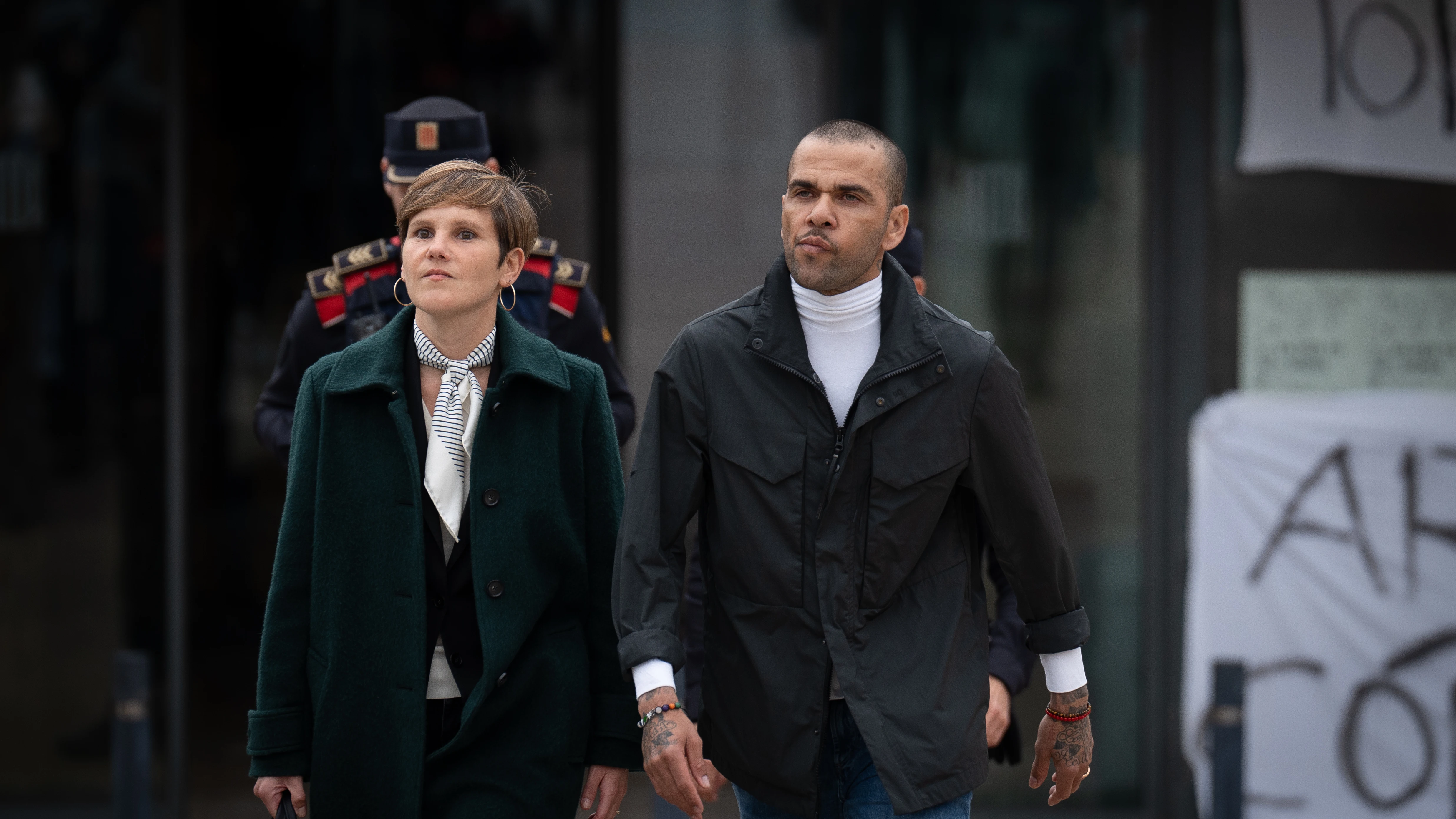 La abogada de Dani Alves, Inés Guardiola, y el exfutbolista, a su salida de la cárcel de Can Brians