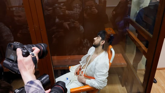 Muhammadsobir Fayzov, sospechoso del ataque a tiros en la sala de conciertos, en silla de ruedas ante la corte Muhammadsobir Fayzov, sospechoso del ataque a tiros en la sala de conciertos, en silla de ruedas ante la corte